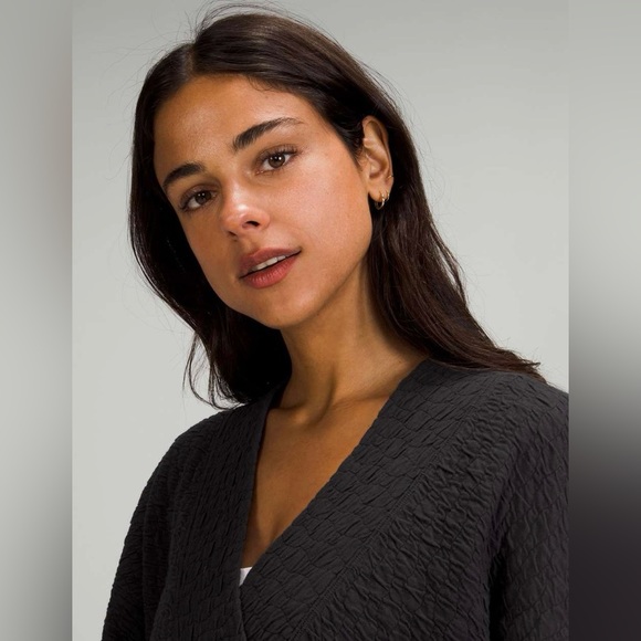 Lululemon Rippled V-Neck Pullover Size 6 Black - Picture 3 of 11